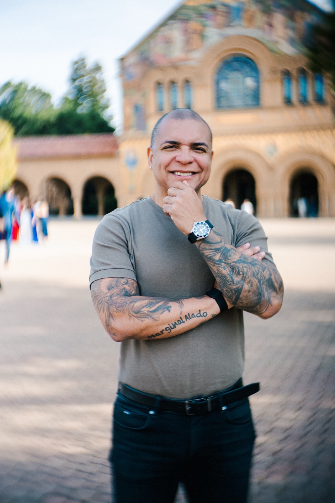 Clemilson diante de um edifício de Stanford